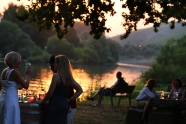 Abendliche Stimmung am Wasser Menschen sitzen oder stehen beieinander und genießen den Wein und die Stimmung