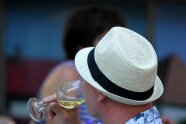 Weingenießer auf einem Weinfest in Franken