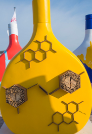 Blick auf das Bocksbeutelmodell mit aufgesetzten sechseckigen Bienenwaben aus Holtz