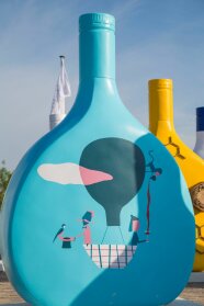 Blick auf das Bocksbeutelmodell mit aufgemalten Heißluftballon besetzt mit Tieren und Menschen