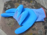 Schutzhandschuhe aus blauem Textilgewebe mit blauer Beschichtung auf Handflächen und Fingerkuppen