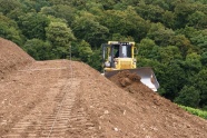 Terrassen im Erdreich , mit Stäben und Seilen werden Form und Breite vorgegeben. In der nächst tieferen Etage wird die nächste Terrasse vormodelliert